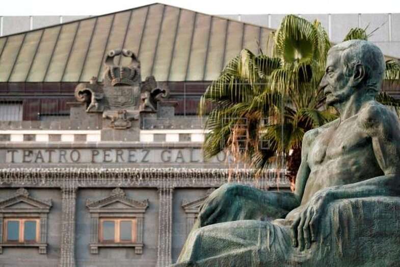 Imagen del monumento al escritor Benito Pérez Galdós erigido frente al teatro que lleva su nombre / EFE Ángel Medina G.